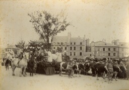 /medias/customer_2/EXPOSITIONS VIRTUELLES/CAVALCADES/7-1899_Char des gaulois_jpg_/0_0.jpg